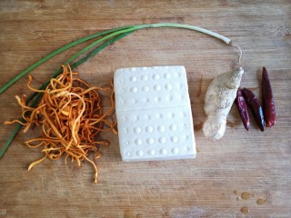 虫草花炖豆腐——快手低卡营养健康美味菜,准备食材。