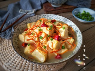 虫草花炖豆腐——快手低卡营养健康美味菜,成品。加了虫草花，汤汁金黄，既有营养又很漂亮。