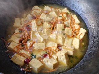 虫草花炖豆腐——快手低卡营养健康美味菜,大火炖煮10分钟，收汁即可。