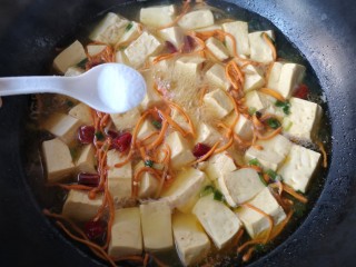 虫草花炖豆腐——快手低卡营养健康美味菜,加入适量的盐和鸡精调味。