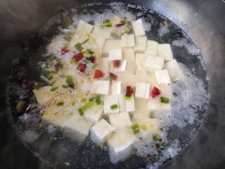 虫草花炖豆腐——快手低卡营养健康美味菜,煮开后放入焯过水的豆腐。