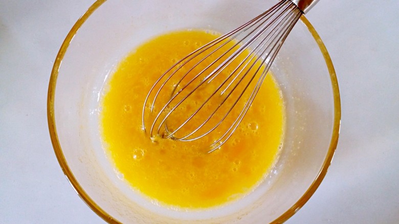 芒果千层蛋糕,用手动打蛋器打散，打至糖融化。