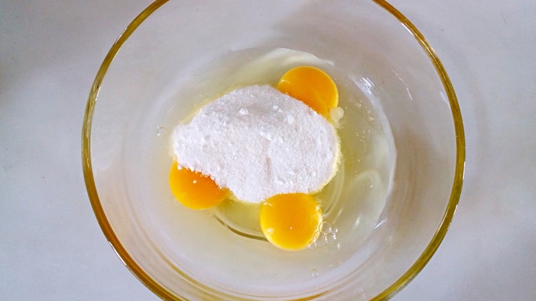 芒果千层蛋糕,鸡蛋打入大碗中，加入细砂糖。