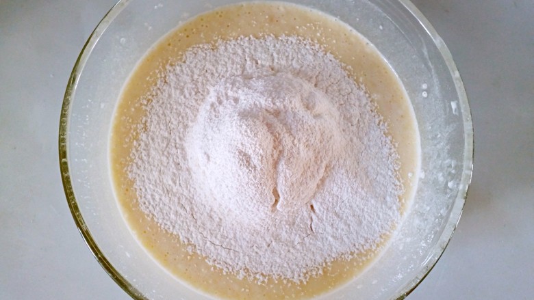 芒果千层蛋糕,要搅拌均匀后再筛入另一半。