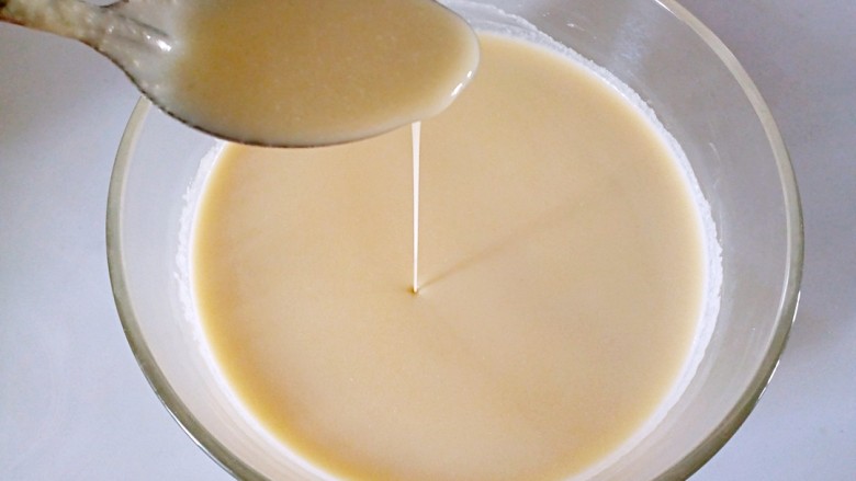 芒果千层蛋糕,筛过的面糊是很细腻的，稠度如图。