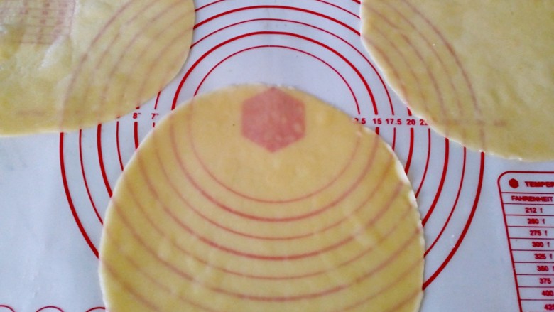 芒果千层蛋糕,然后倒扣在案板上放凉，如上把面糊全部煎完。