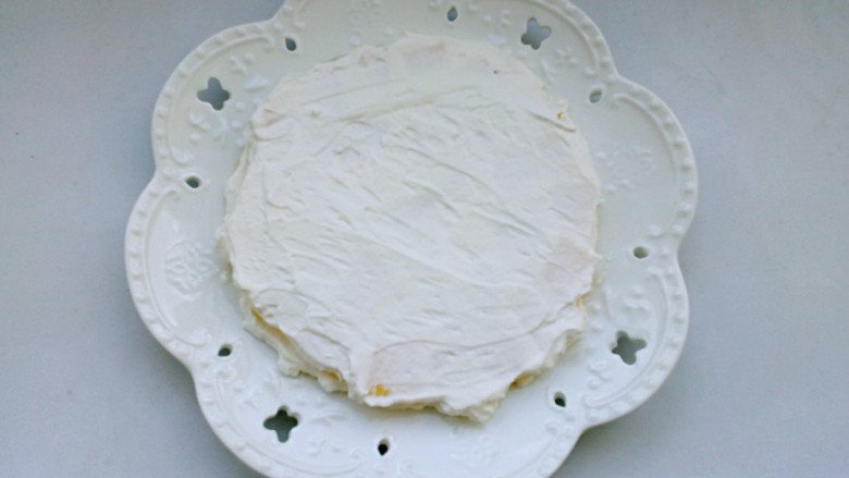 芒果千层蛋糕,再抹一层淡奶油，以增加稳定性。
