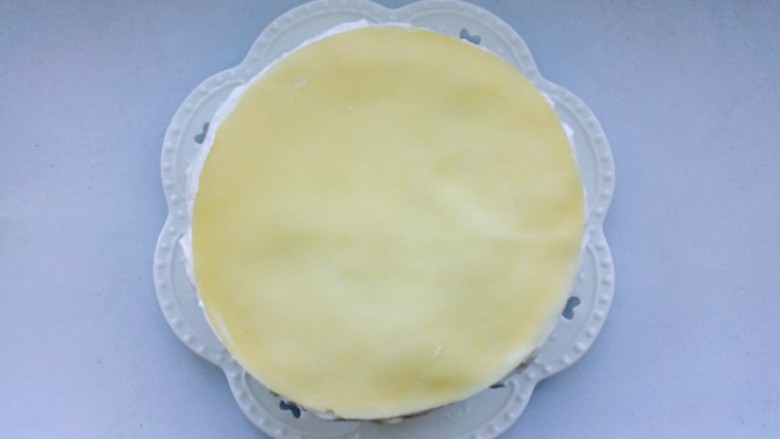 芒果千层蛋糕,重复上述步骤，最后盖上一层饼皮。