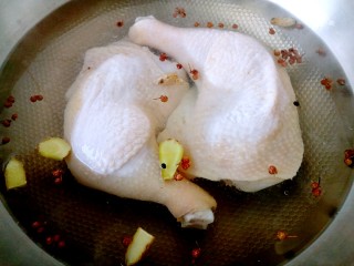 口水鸡,放入鸡腿和1汤勺盐煮15—20分钟。视鸡腿的大小来定煮制的时间，我用的两个鸡腿750克，煮了18分钟。