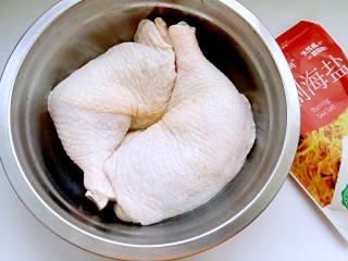 口水鸡,然后再用适量的盐擦抹鸡腿，一定要将盐反复擦抹均匀。因为鸡腿肉比较厚，这样做让鸡肉有些底口，成品口味更好。