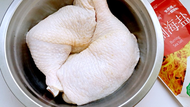 口水鸡,然后再用适量的盐擦抹鸡腿，一定要将盐反复擦抹均匀。因为鸡腿肉比较厚，这样做让鸡肉有些底口，成品口味更好。