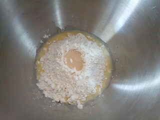 台式葱面包,加入面粉，表面放酵母。