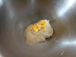 台式葱面包,加入室温软化的黄油。