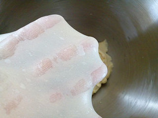 台式葱面包,揉至完全阶段，可以拉出大片结实的薄膜。