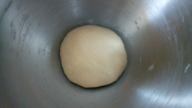 台式葱面包,揉圆后覆盖保鲜膜，置于温暖处进行基础发酵。