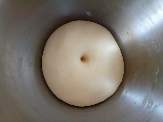台式葱面包,面团发酵到两倍大，手指沾面粉戳一个洞，不回缩、不塌陷即表示发酵完成。