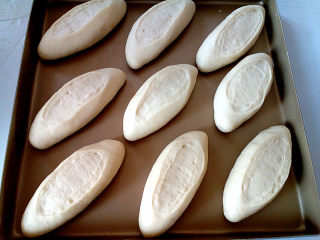台式葱面包,发酵至两倍大取出。