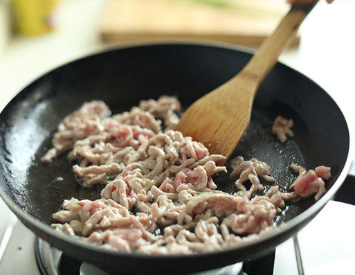 鱼香肉丝,锅内热油放入肉丝，炒至表面全部变成灰白色，盛出备用；