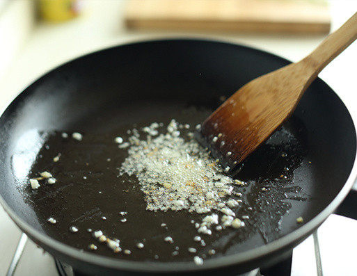 鱼香肉丝,锅内重新放入剩余的油，烧至五成熟，将姜末、蒜末爆香；
