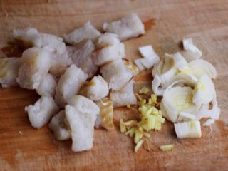 鳕鱼韭菜鸡蛋饼,把洗净的鳕鱼用刀切成小块，葱姜切碎备用。