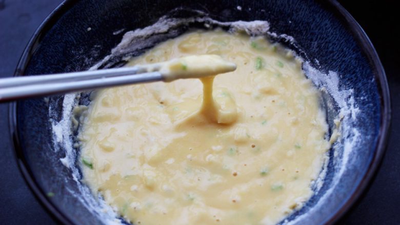 鳕鱼韭菜鸡蛋饼,把鸡蛋面糊搅拌均匀，看见鸡蛋面糊呈流动的状态就可以了。