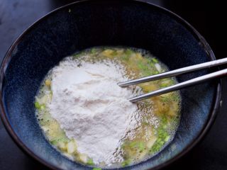 鳕鱼韭菜鸡蛋饼,搅拌均匀的鸡蛋液里倒入适量的中筋面粉。