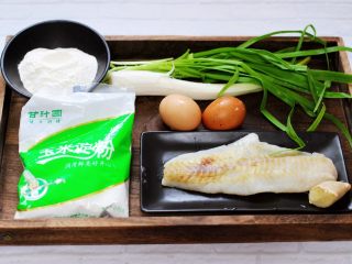 鳕鱼韭菜鸡蛋饼,首先备齐所有的食材，鳕鱼提前从冰柜里拿出来解冻，韭菜摘洗干净。