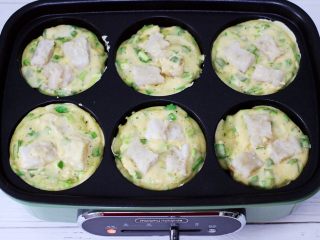 鳕鱼韭菜鸡蛋饼,把搅拌好的鸡蛋面糊依次放入圆盘里，再把腌制好的鳕鱼放到面糊上面就可以了。