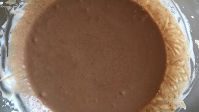 沙皮狗慕斯（四寸）,将巧克力牛奶吉利丁混合液倒入打发好淡奶油里搅拌均匀