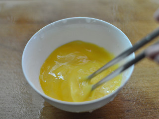 彩蔬肉肠蛋卷,鸡蛋打散在碗中