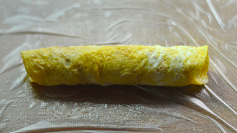 彩蔬肉肠蛋卷,从一边卷起来，压实定型