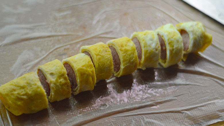 彩蔬肉肠蛋卷,切成约1.5-2厘米的厚段