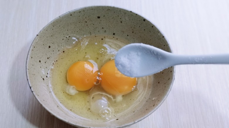 营养早餐 海参蒸蛋羹,按个人口味加入盐。