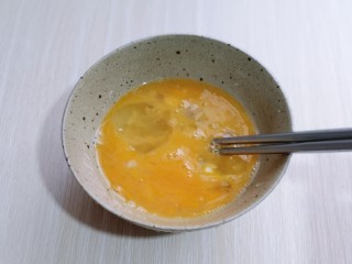 营养早餐 海参蒸蛋羹,用筷子将鸡蛋打散。