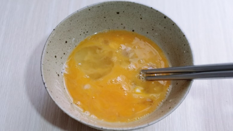 营养早餐 海参蒸蛋羹,用筷子将鸡蛋打散。