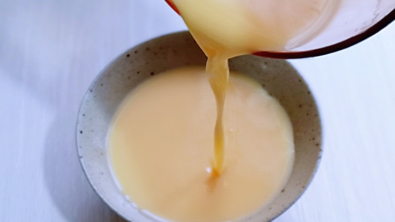 营养早餐 海参蒸蛋羹,将过滤好的蛋液倒入可以入锅蒸的碗中。