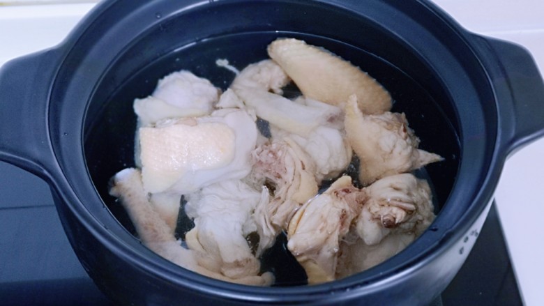 虫草养生老母鸡火锅,砂锅中加入纯净水，再加入鸡块。(切记一定一次性加足够的水)