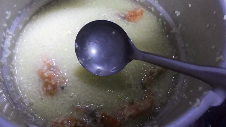 鸡汁虾干小米粥,搅拌均匀，开着锅盖再煮5分钟