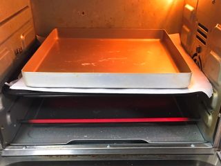 喜饼-肉松味,烤箱预热完成，烤盘放入烤箱下二层，烤制8分钟定型。