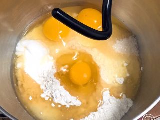 喜饼-肉松味,牛奶加温至37度，放入发酵粉孵化，其余的材料都放入厨师机搅拌一下，再倒入孵化的牛奶。