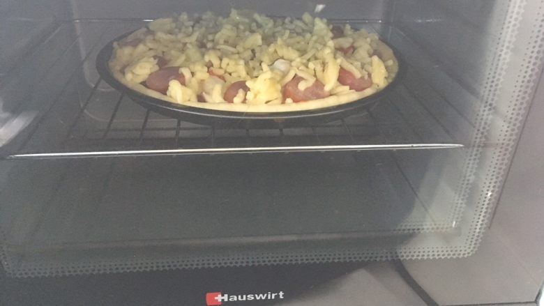 黑椒牛肉肠披萨,将烤盘放入烤箱，190度中层烤20分钟，表层上色即可
