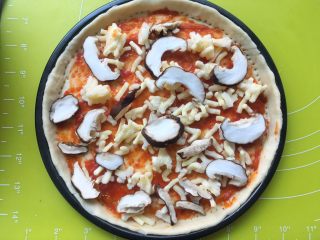 黑椒牛肉肠披萨,撒上香菇片
