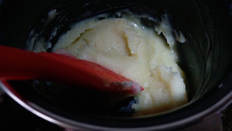 日式棉花蛋糕,把低粉过筛到油里，用刮刀拌均匀