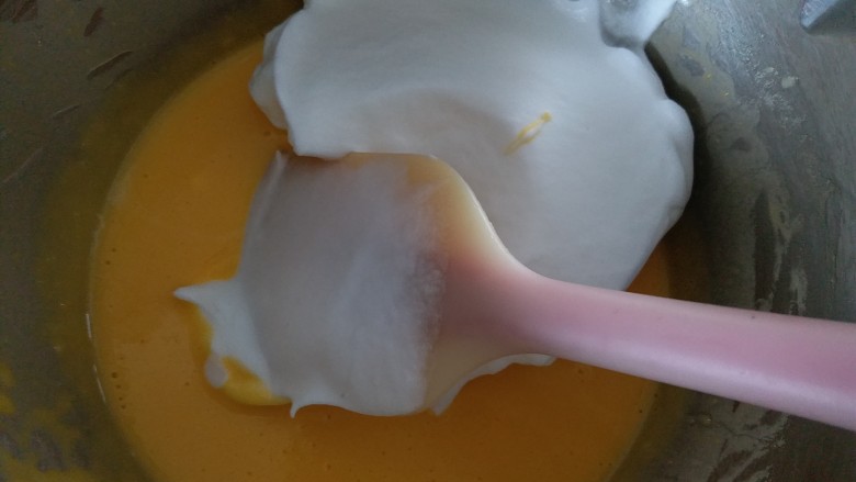 日式棉花蛋糕,分三分之一的蛋白霜到蛋黄糊内，翻拌切拌均匀