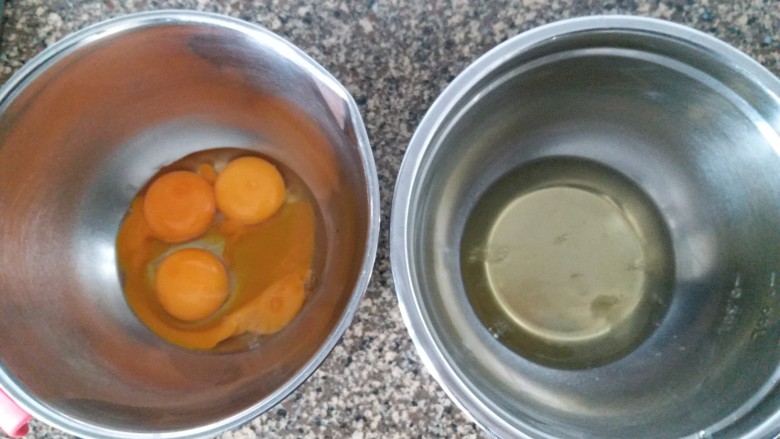 日式棉花蛋糕,三个<a style='color:red;display:inline-block;' href='/shicai/ 9'>鸡蛋</a>的蛋清蛋黄分离，蛋清装在干净无水无油的打蛋盆内，三个蛋黄和一个整蛋放在另一个容器内。