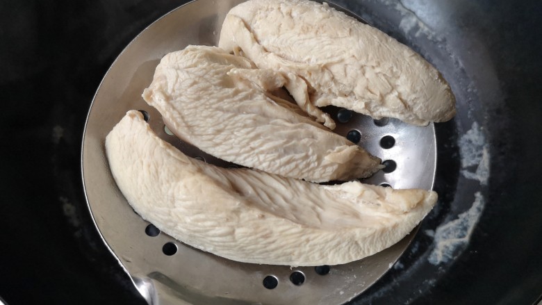 鸡茸玉米粥,煮熟后的鸡胸肉沥水捞出。