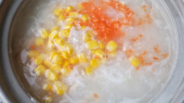 鸡茸玉米粥,再加入甜玉米粒和胡萝卜碎。