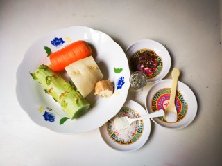 酒香麻麻泡菜,准备好所有食材：莴苣，白萝卜，胡萝卜，姜，花椒，白酒，盐，糖