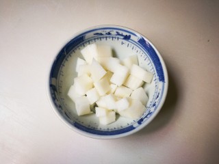 酒香麻麻泡菜,白萝卜削去皮切成丁