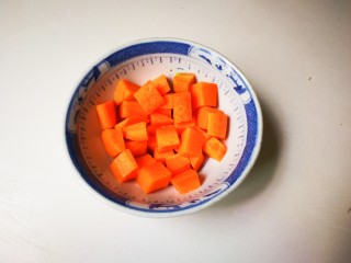 酒香麻麻泡菜,胡萝卜削去皮切成丁